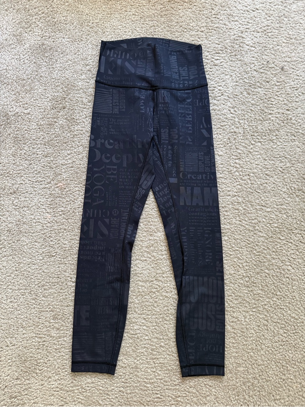 Lululemon Wunder Under Black Leggings with print size4 25”